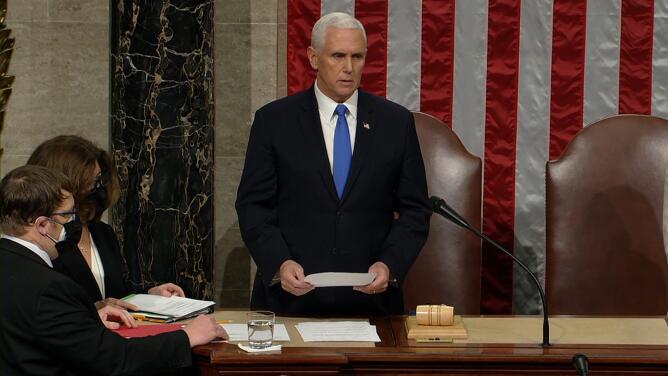 El momento en que Pence anuncia la victoria de Biden y el sentido saludo de Pelosi